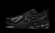1906R "Black / Silver"